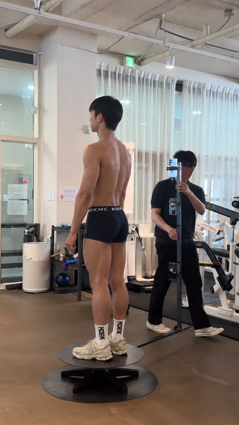 스마트폰으로 신체를 촬영하는 과정